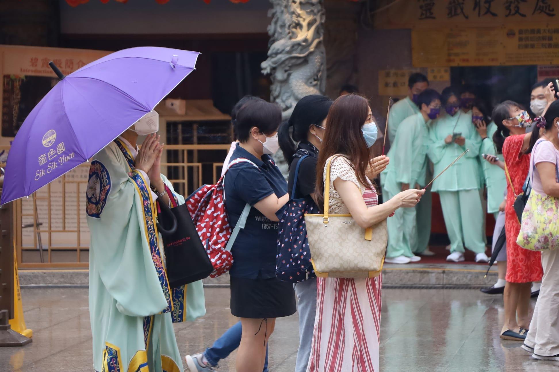 嗇色園, 黃大仙祠, 七姐寶誕. 園遊晚會, 華服