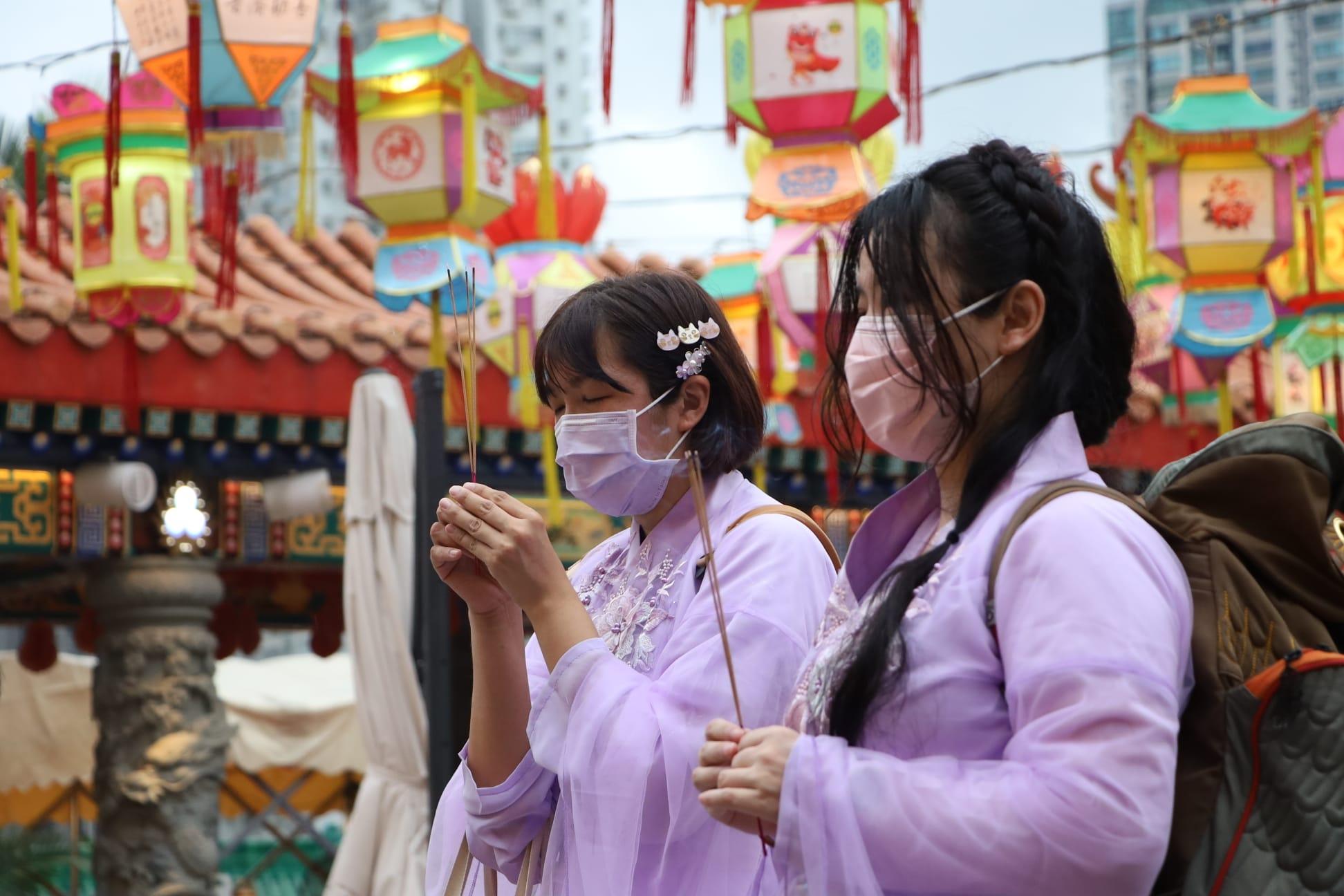 嗇色園, 黃大仙祠, 七姐寶誕. 園遊晚會, 華服