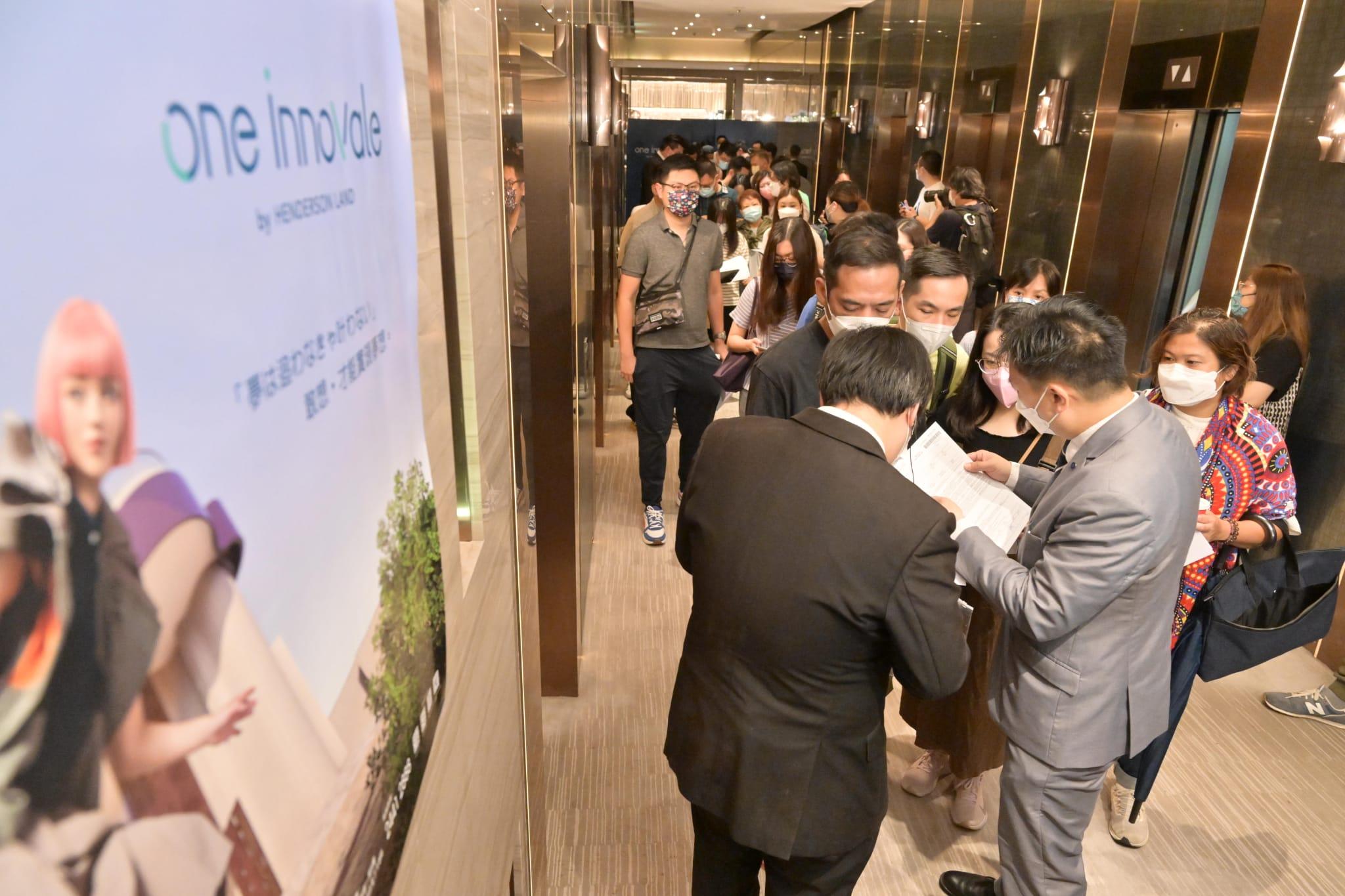 粉嶺北新盤ONE INNOVALE-Archway昨日首輪銷售,售樓處現場相當熱鬧,並即日沽清首輪317伙單位。