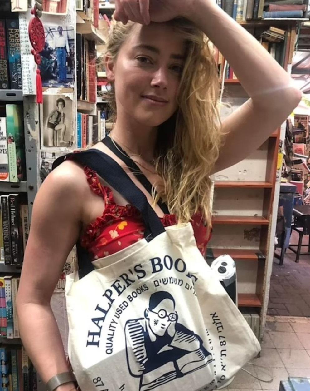 安芭在以色列書店買書,更將相片上載到書店官網。