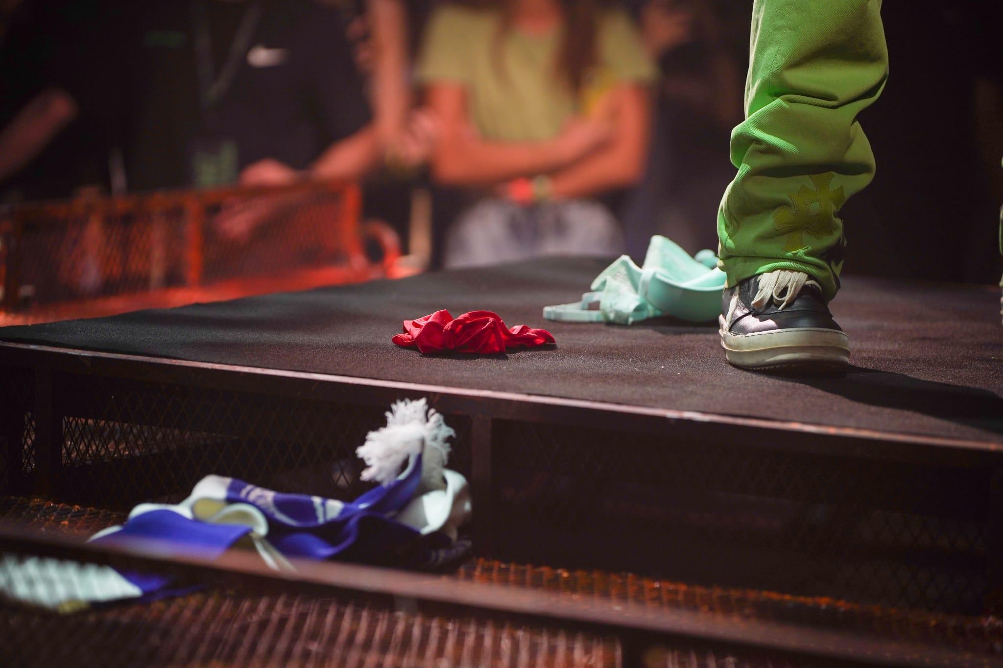 觀眾掉上胸圍及紅色底褲。