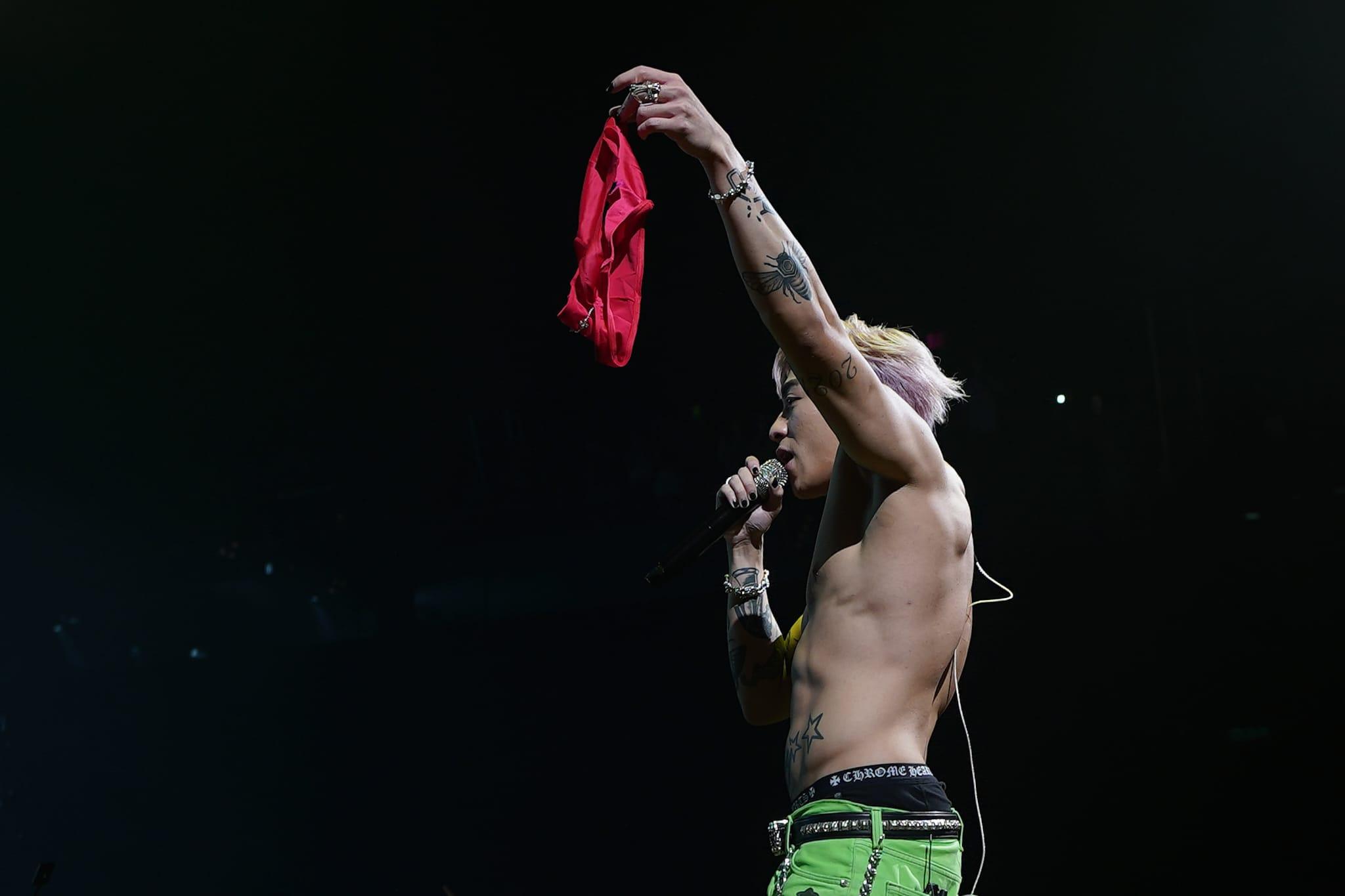 Tyson Yoshi拿起觀眾掉上台的紅色底褲。