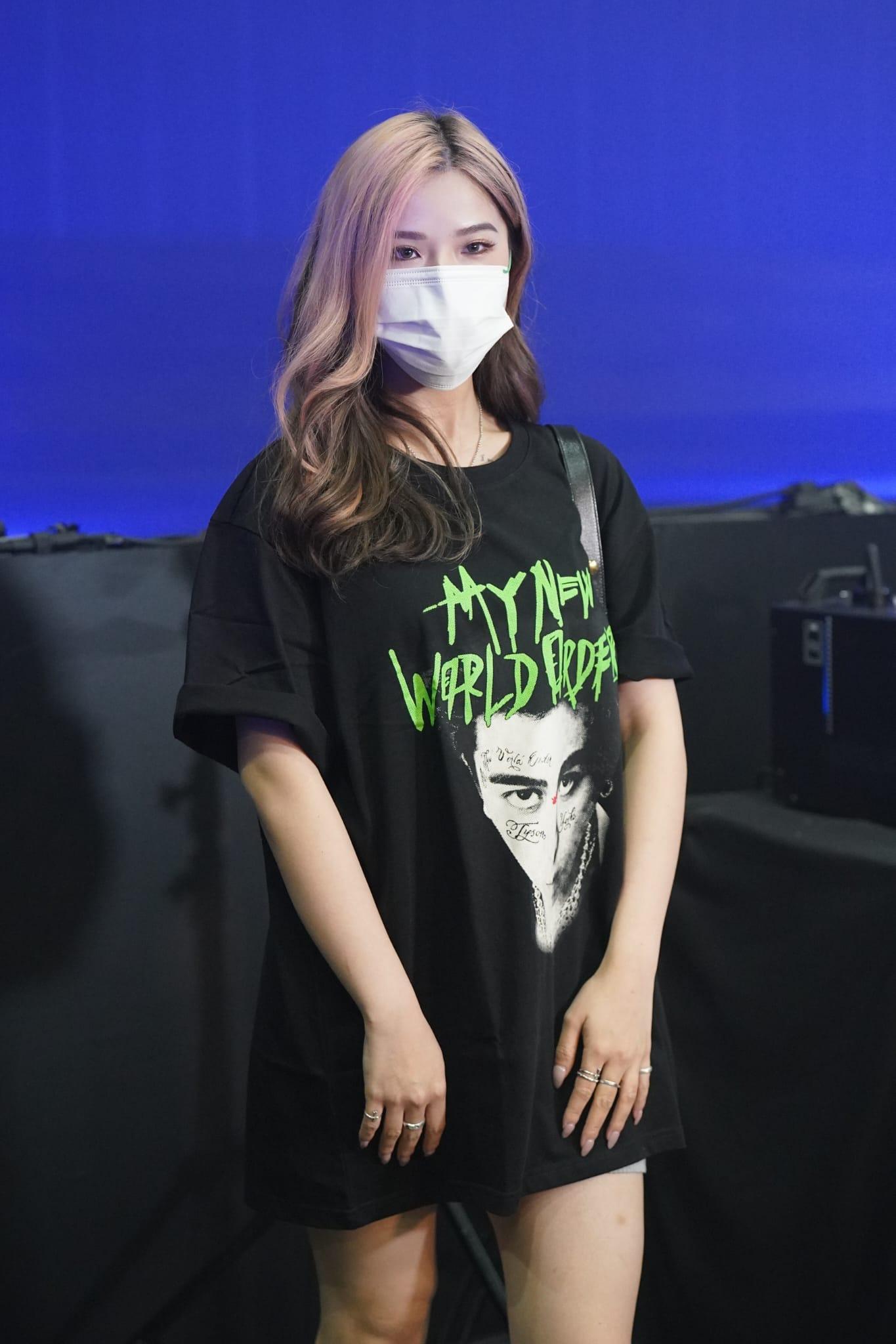 Tyson 女友Christy睇足四場騷支持男友。