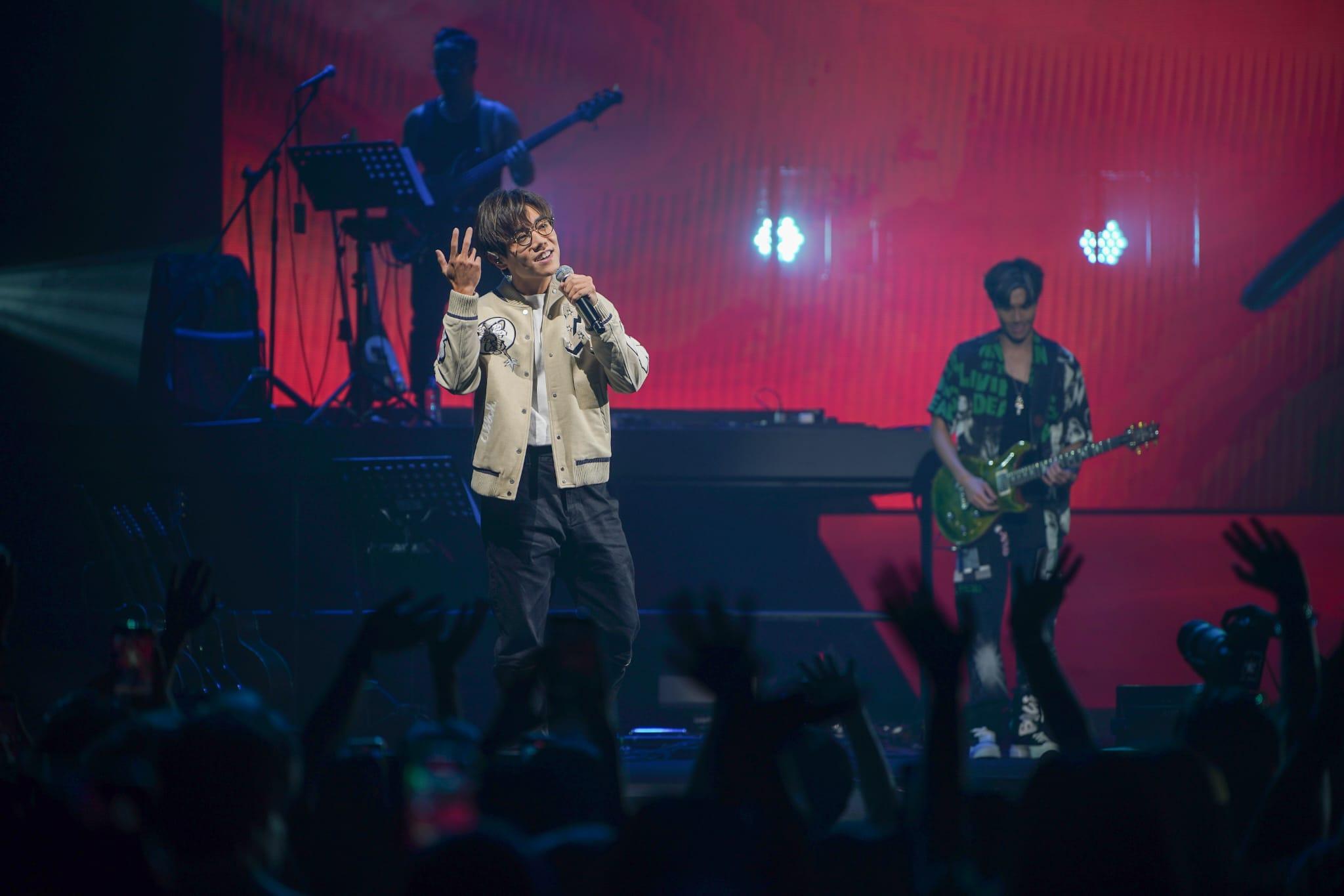 林家謙獻唱《夏之風物詩》。