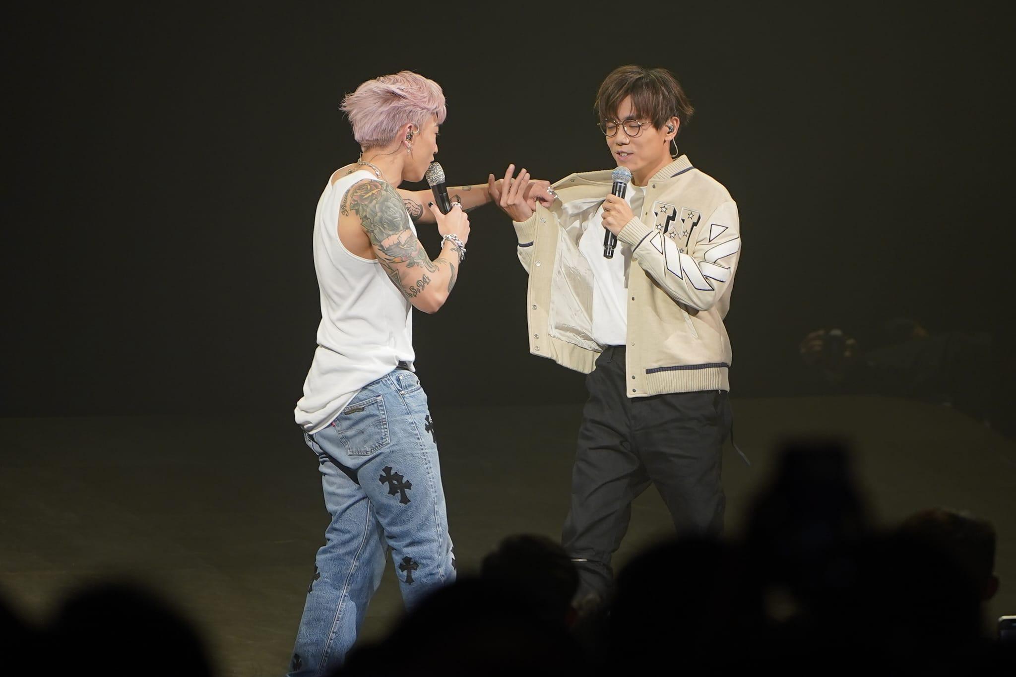 Tyson揭起林家謙外套,表示要搵佢個Bra。(李睿哲攝)