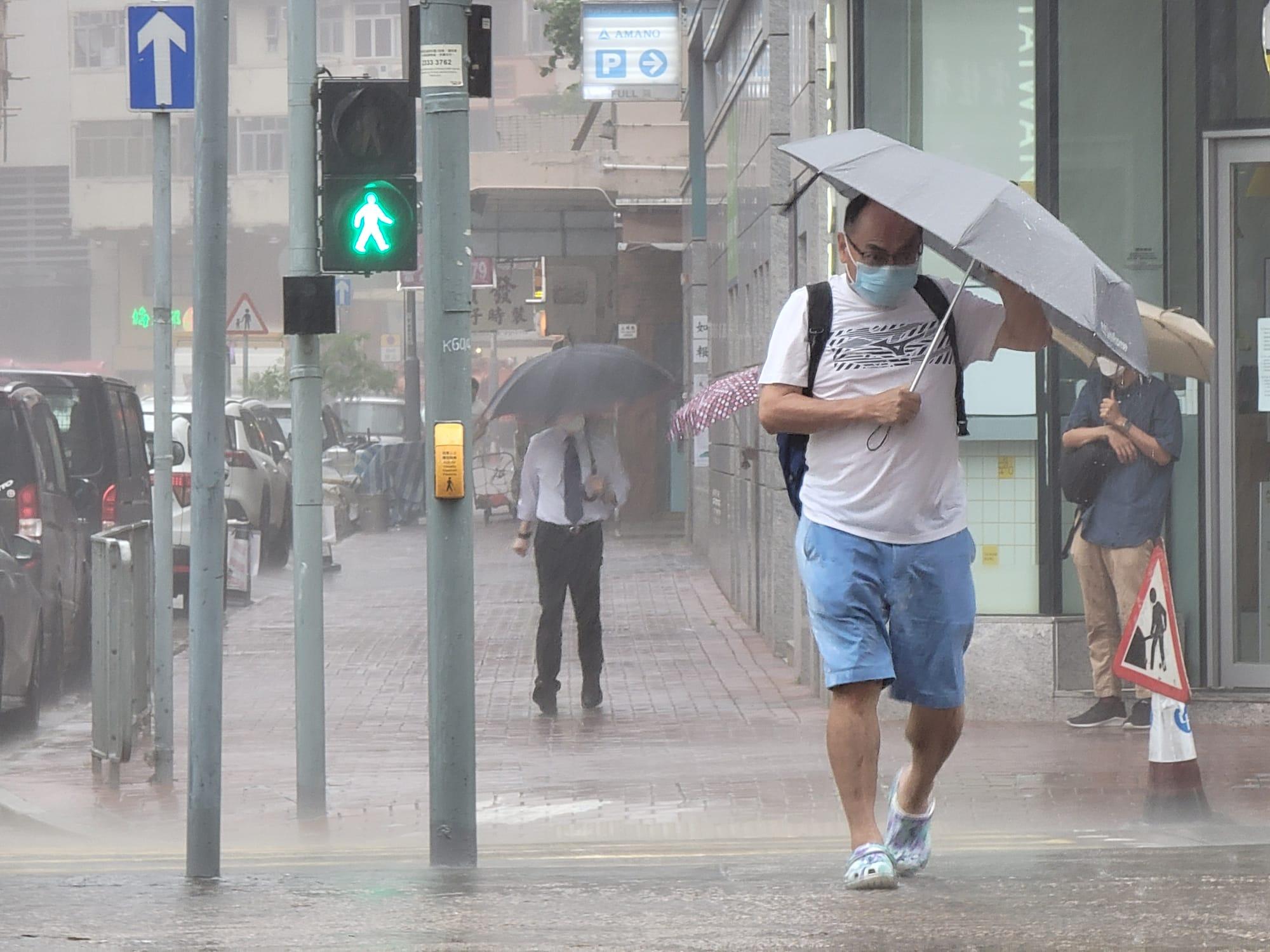 本港今日有驟雨、雷暴及猛烈陣風,雨勢有時頗大。