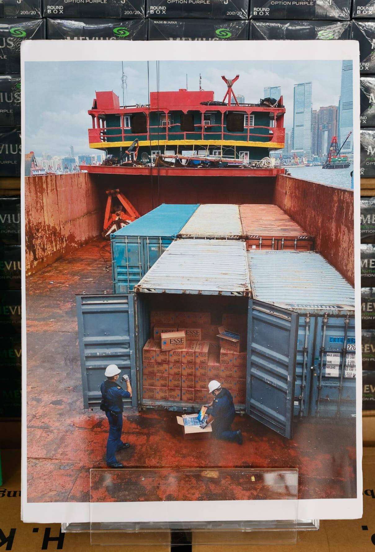 躉船上有5個貨櫃