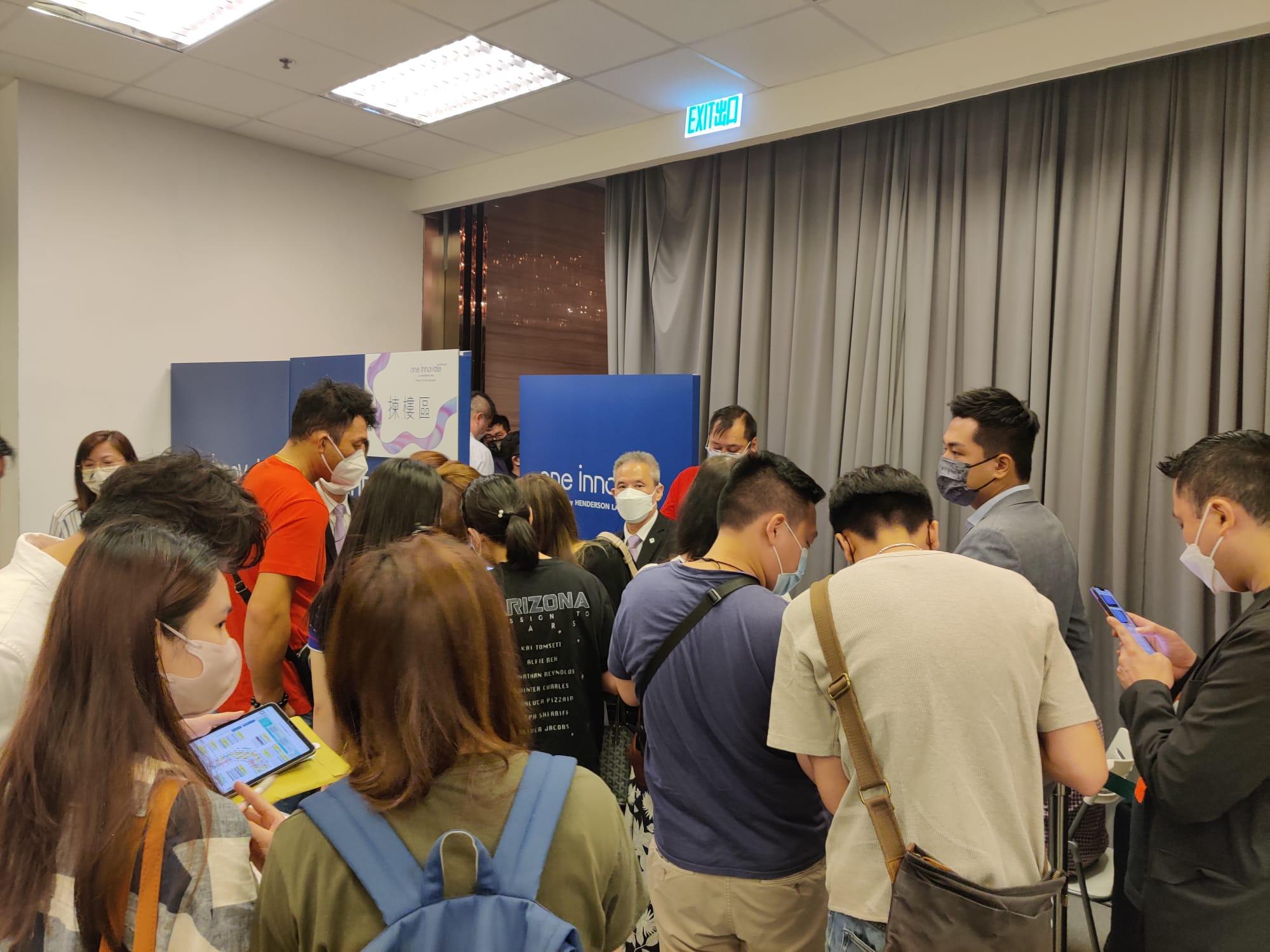 今日一早便有大批準買家到One Innovale-Archway售樓處排隊等候揀樓。