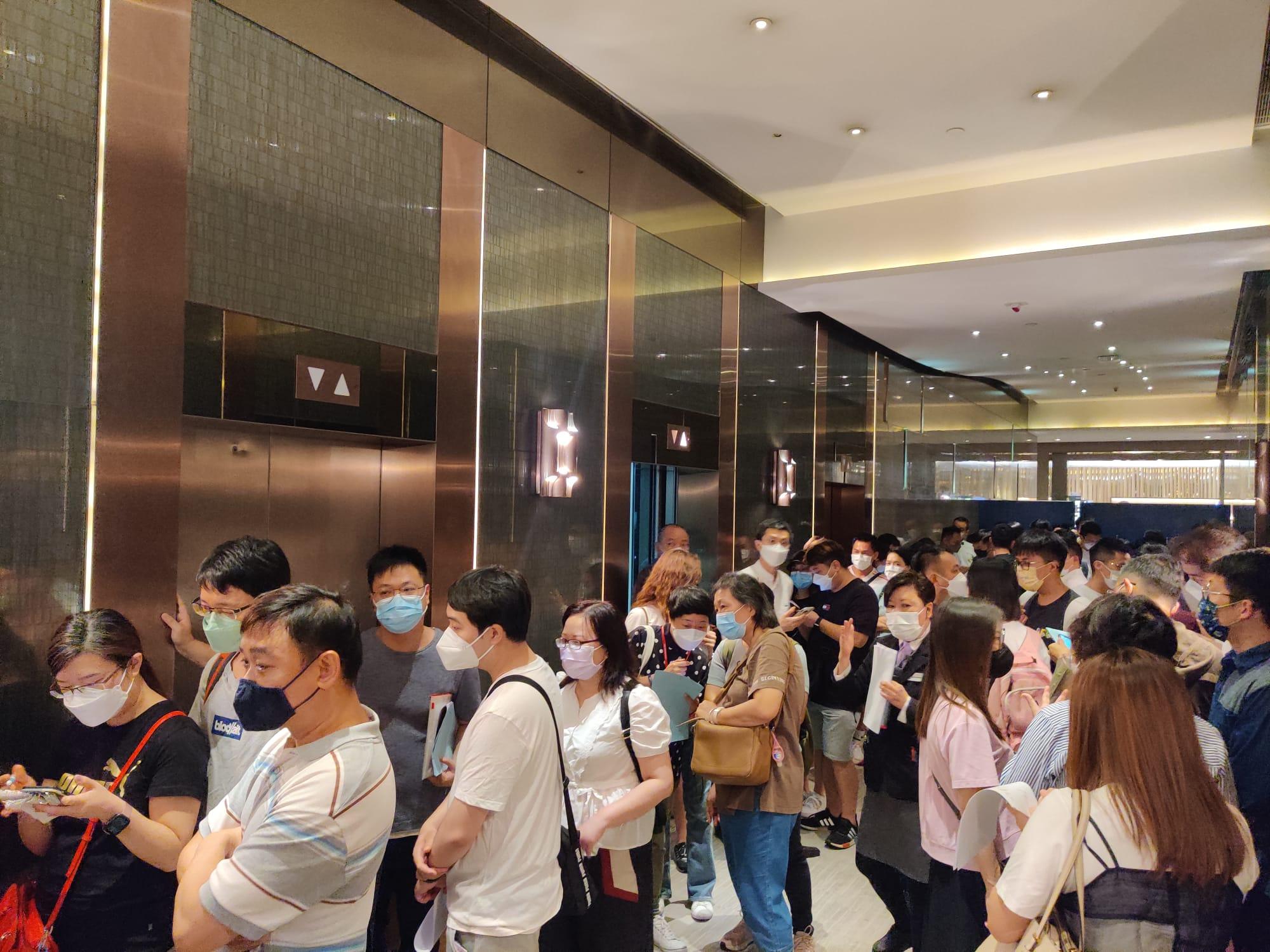 今日一早便有大批準買家到One Innovale-Archway售樓處排隊等候揀樓。