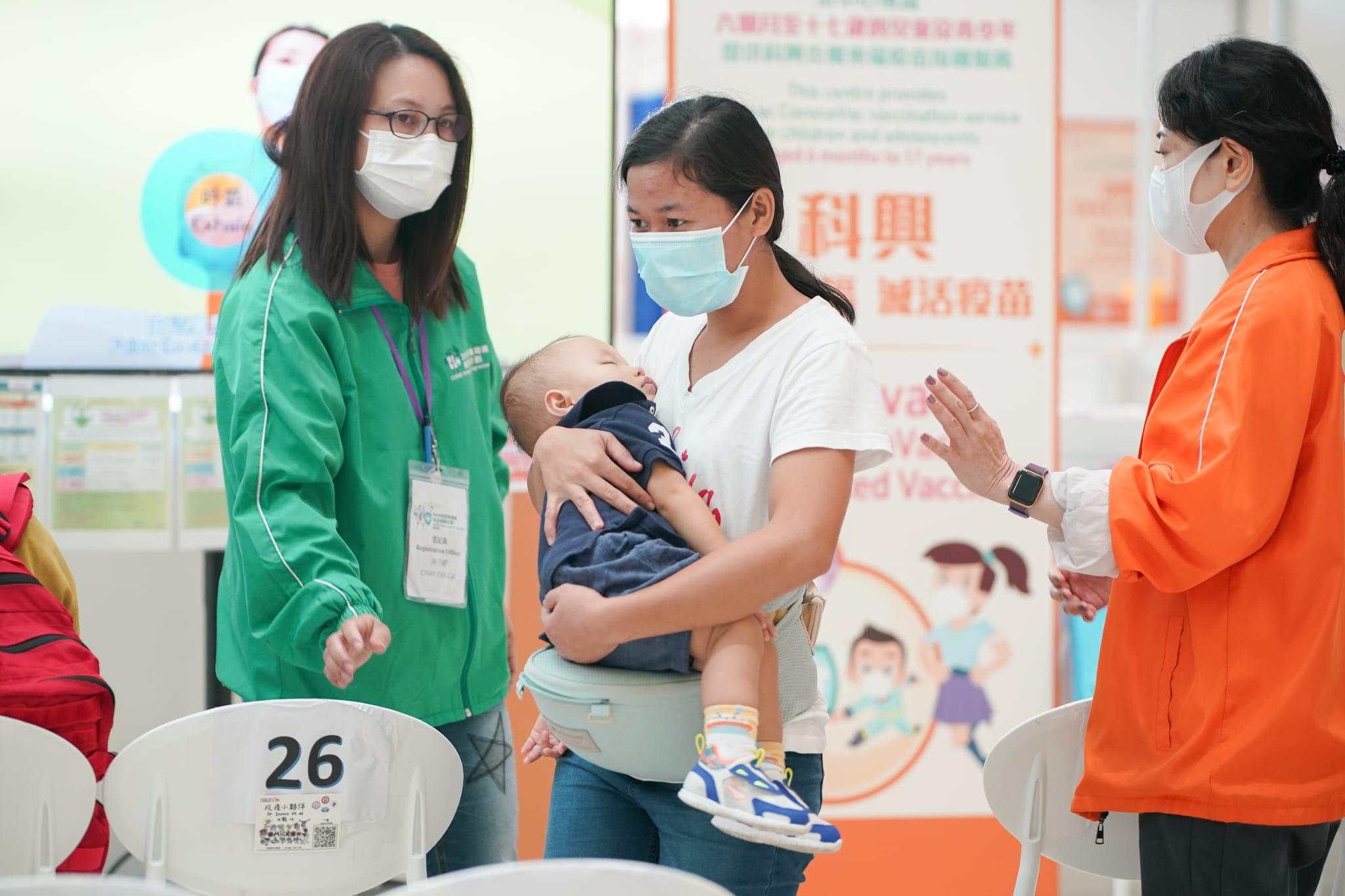 有家長帶幼童接種疫苗。