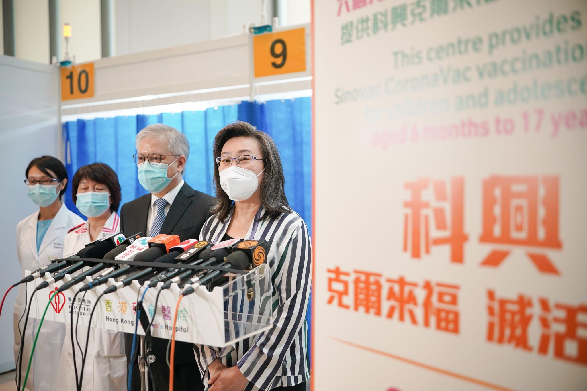 公務員事務局長楊何蓓茵早上到兒童醫院的接種中心視察