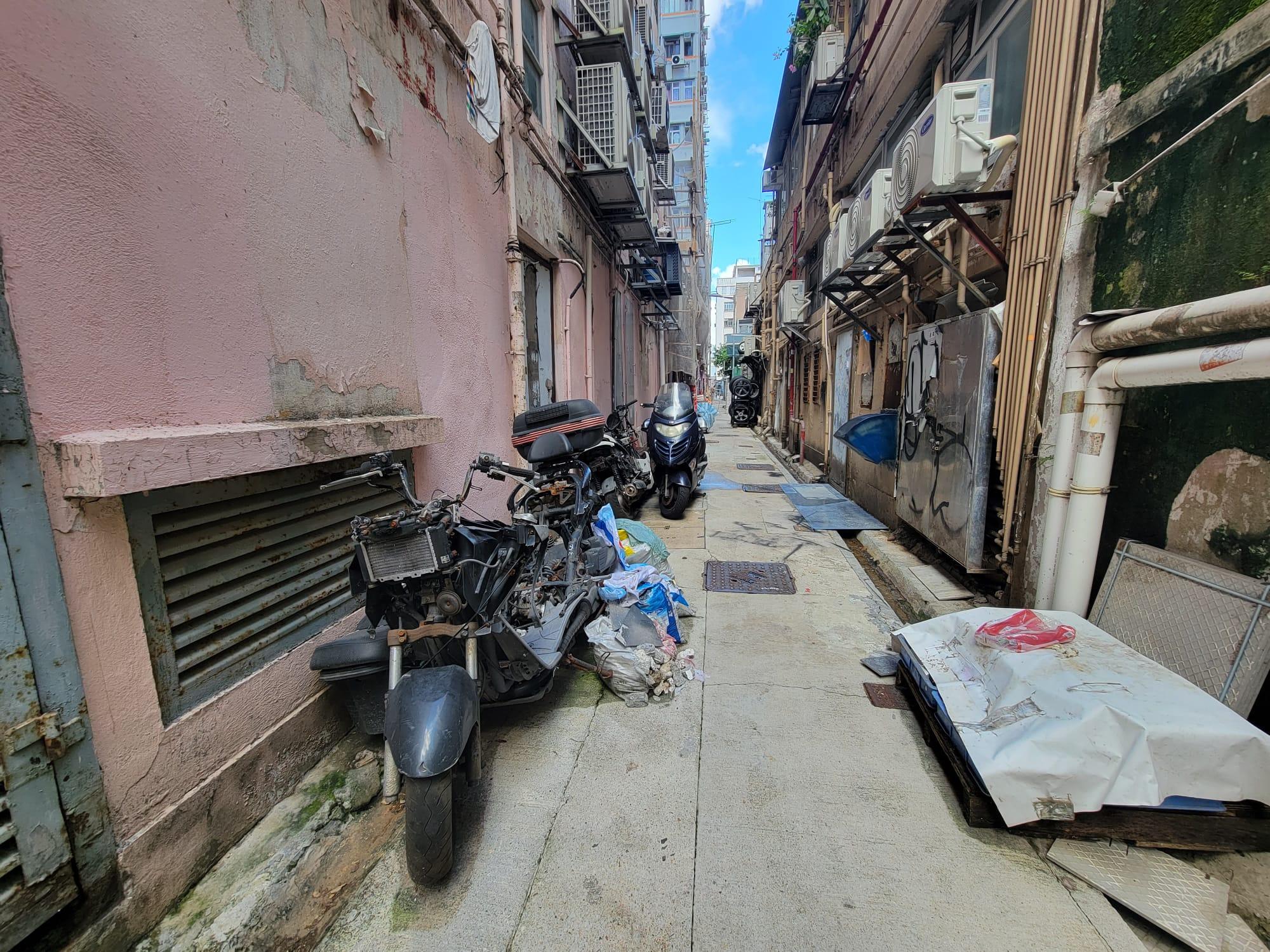 後巷棄置電單車。(林俊源攝)