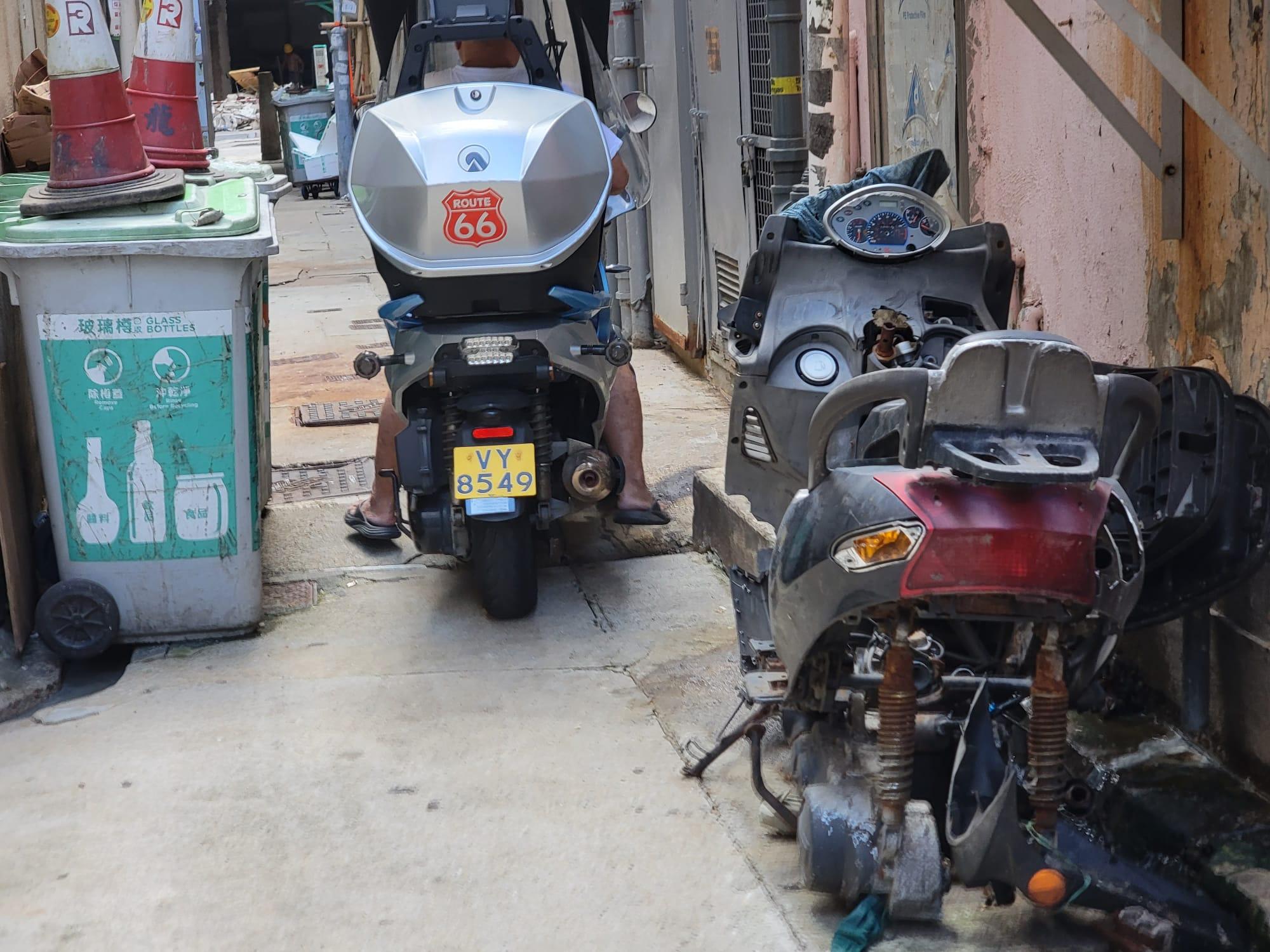 後巷棄置電單車。(林俊源攝)