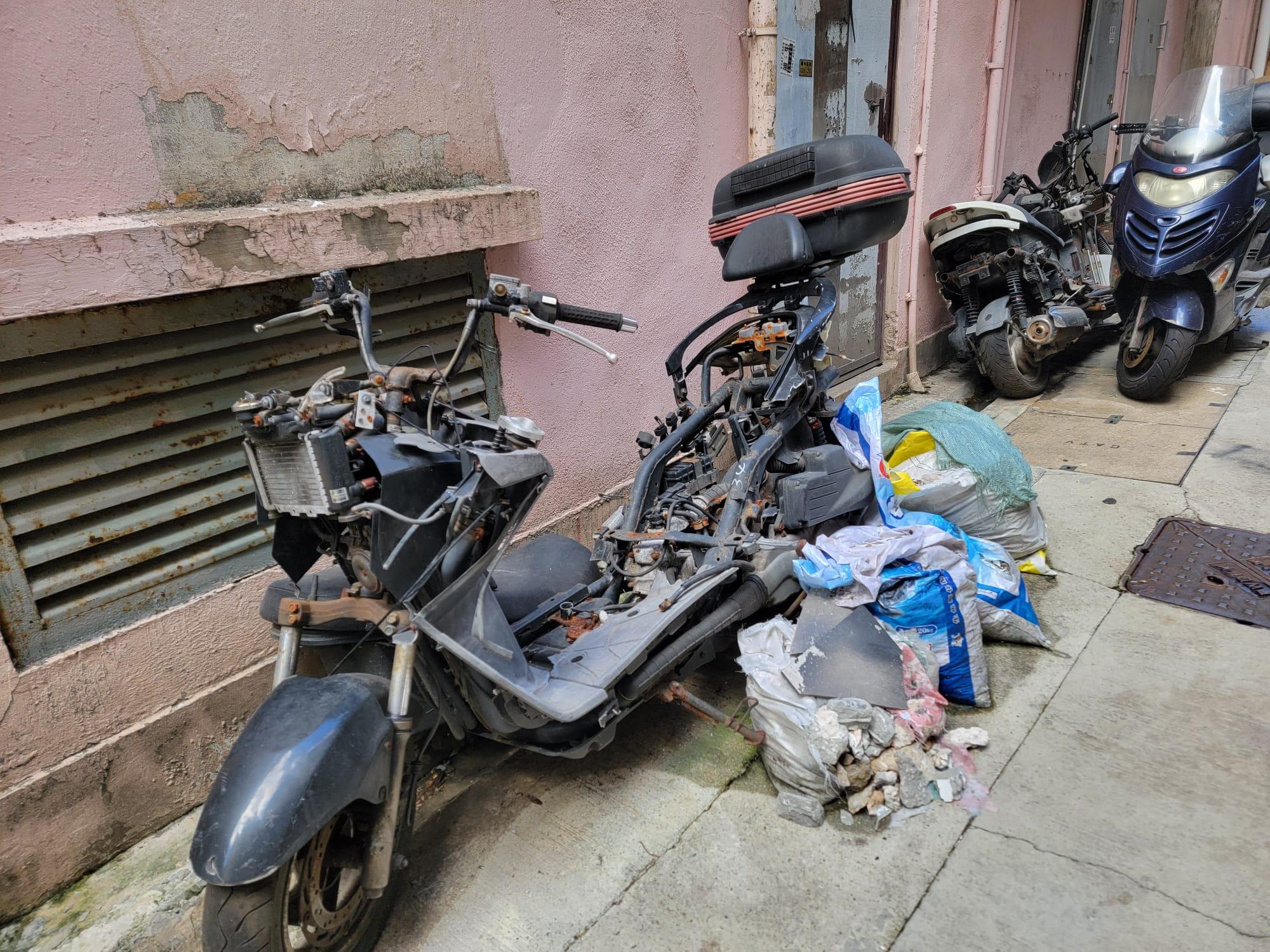 後巷棄置電單車。(林俊源攝)