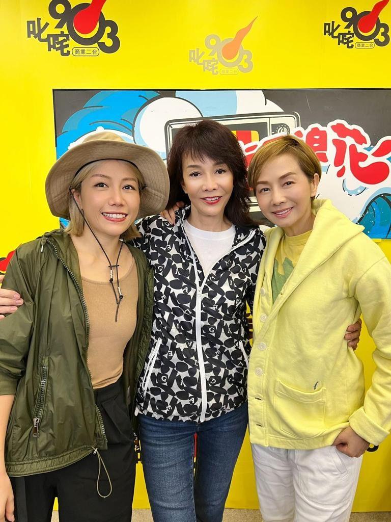 Mo姐和導演彭秀慧在商台節目《口水多過浪花》接受Do姐(鄭裕玲)訪問。