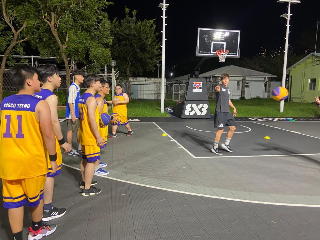 鄭錦興指導Motive Force的球員進行籃球的上籃訓練。(曾港深攝)