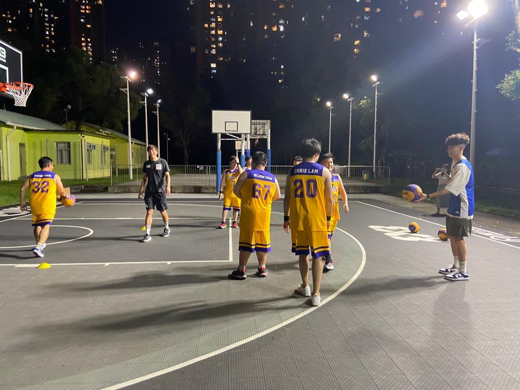 鄭錦興指導Motive Force的球員進行籃球的上籃訓練。(曾港深攝)