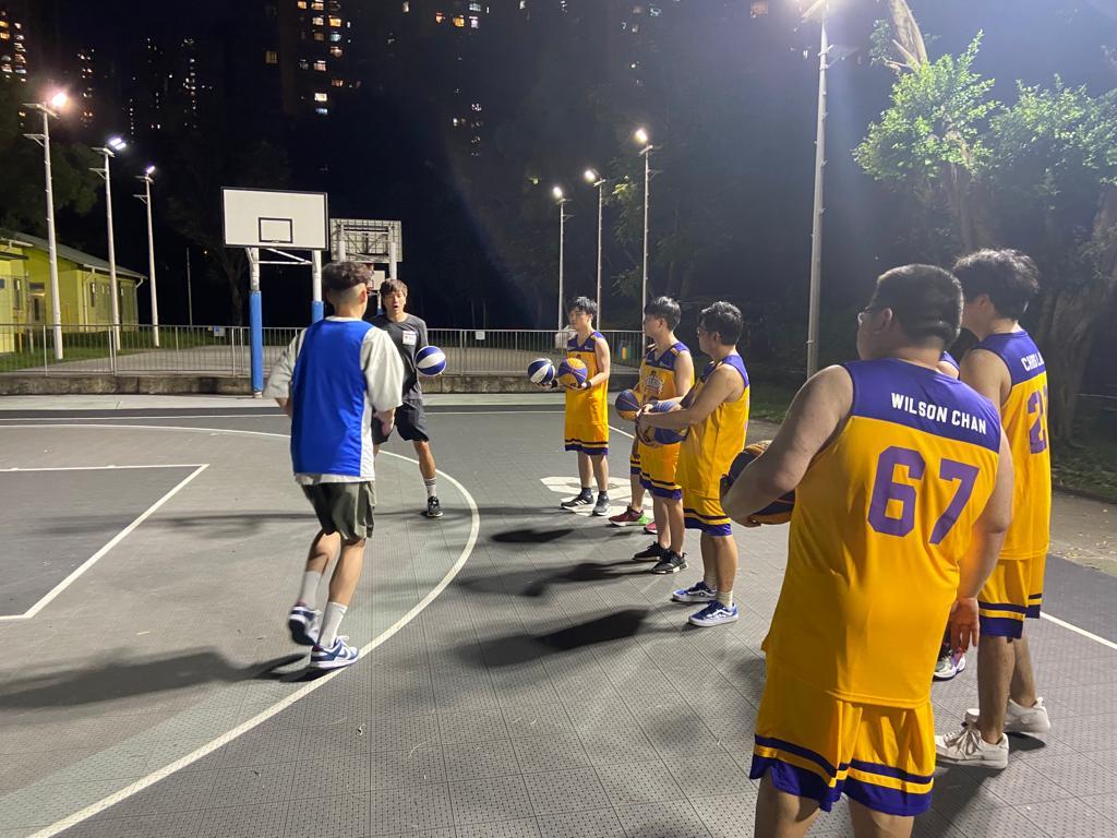 鄭錦興指導Motive Force的球員進行籃球的上籃訓練。(曾港深攝)