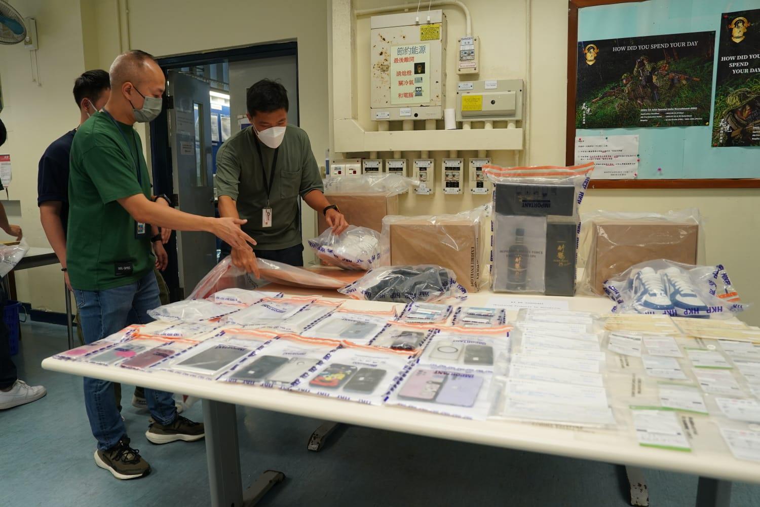 警方拘捕八男一女涉嫌串謀詐騙處理贓物。(陳奕釗攝)