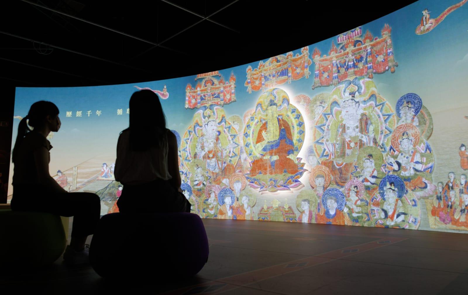 以沉浸式投影及數碼技術重新解讀北宋時期的《報父母恩重經變》絹畫,觀眾可細味畫中所載有關親情的動情故事。