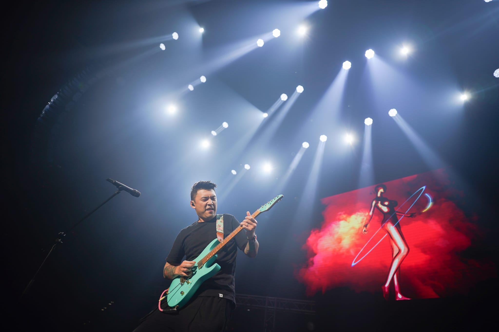 「結他神」Jason Kui《和你生活Live》一口氣演出5首作品。(李睿哲攝)