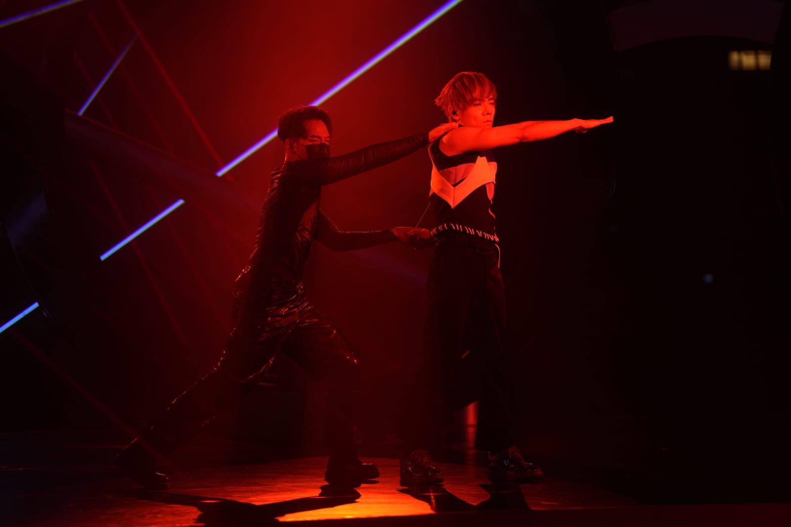 家謙在演唱會騷麒麟臂兼大展舞技。(陳奕釗攝)