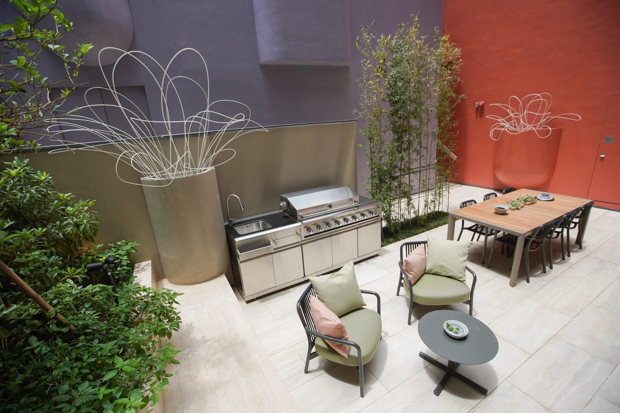 供住客使用的室外燒烤設備。(李睿哲攝)