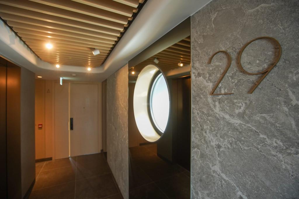 項目每層電梯大堂均設有一個圓形窗戶,住戶在等𨋢期間也不會感覺侷促。(李睿哲攝)