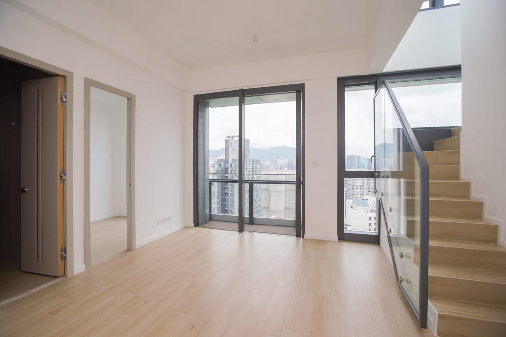 內置透明玻璃樓梯直上天台,大廳亦設有露台。(李睿哲攝)