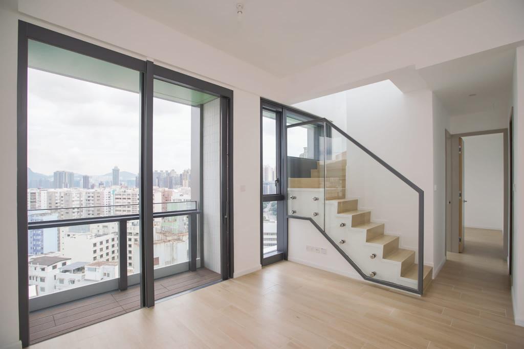 29樓A室連天台特色單位,內置透明玻璃樓梯直上天台,屬區內罕有。(李睿哲攝)