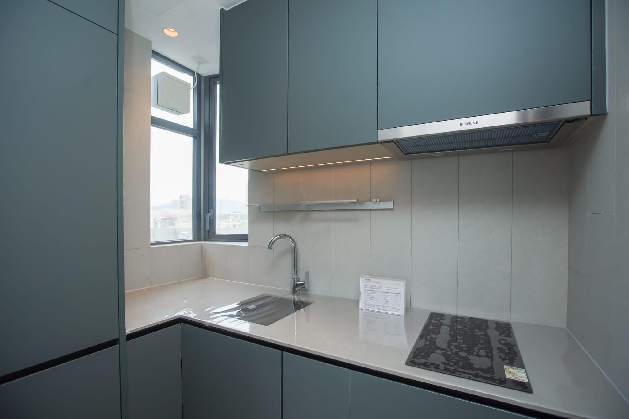 27樓A室為交樓標準示範單位,實用面積465方呎,屬兩房及梗廚間隔。(李睿哲攝)