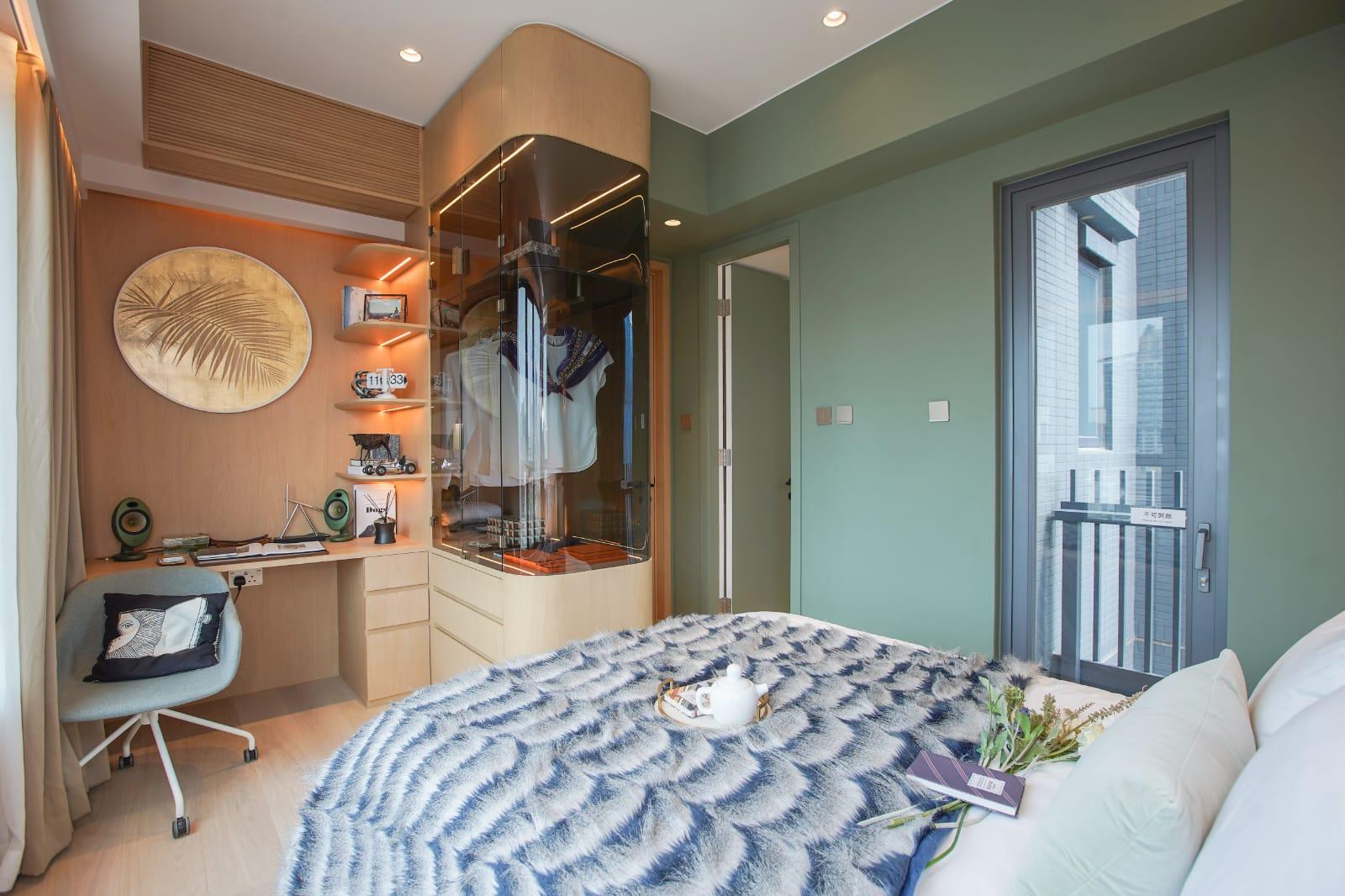 28樓C室經改動連裝修示位的睡房,設有透明玻璃衣櫃,設計時尚。(李睿哲攝)