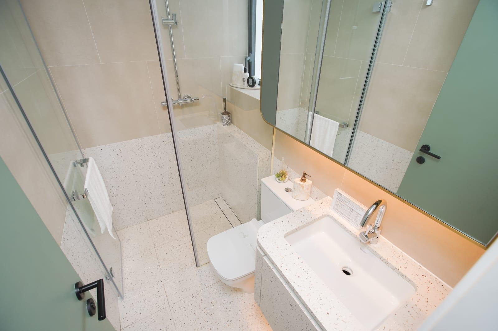 浴室屬明廁,採透明玻璃企缸設計。(李睿哲攝)