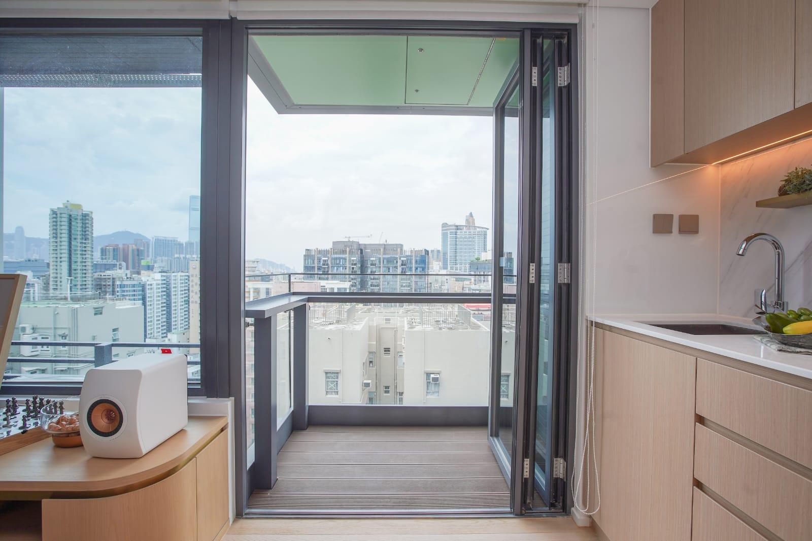 大廳外接露台,望開揚市景。(李睿哲攝)