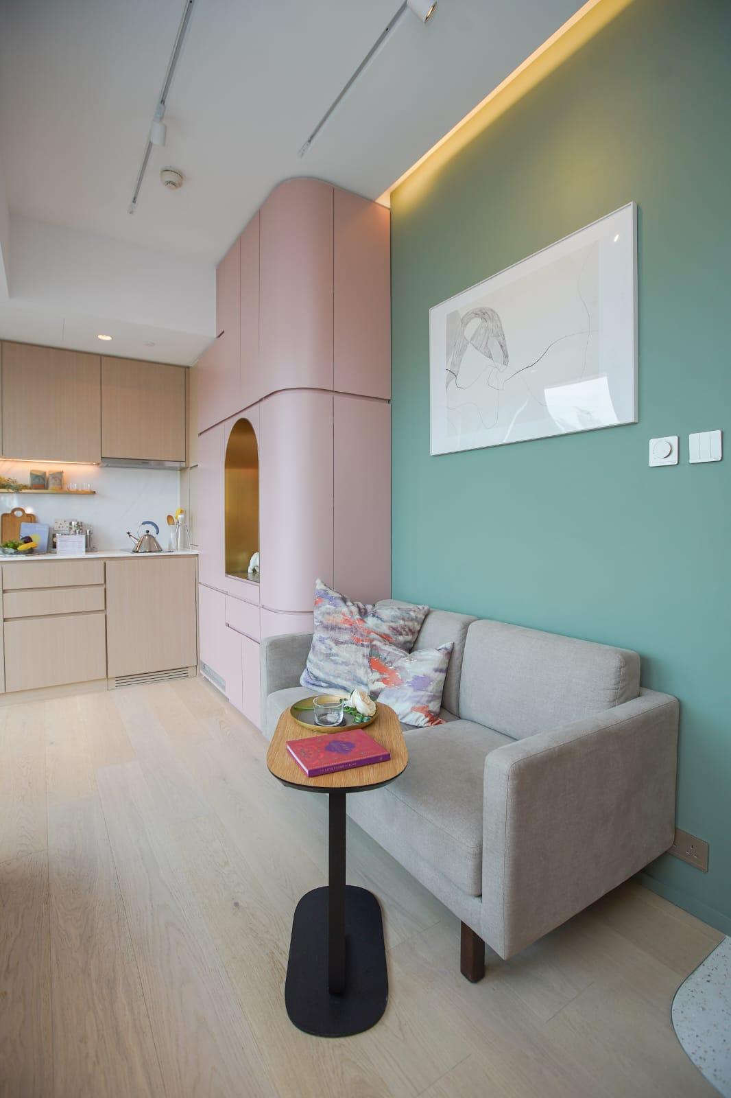 設備齊全的開放式廚房,配上旁邊的粉紅色組合櫃,並併撞綠色牆身,實用中見滿滿時尚氣息。(李睿哲攝)