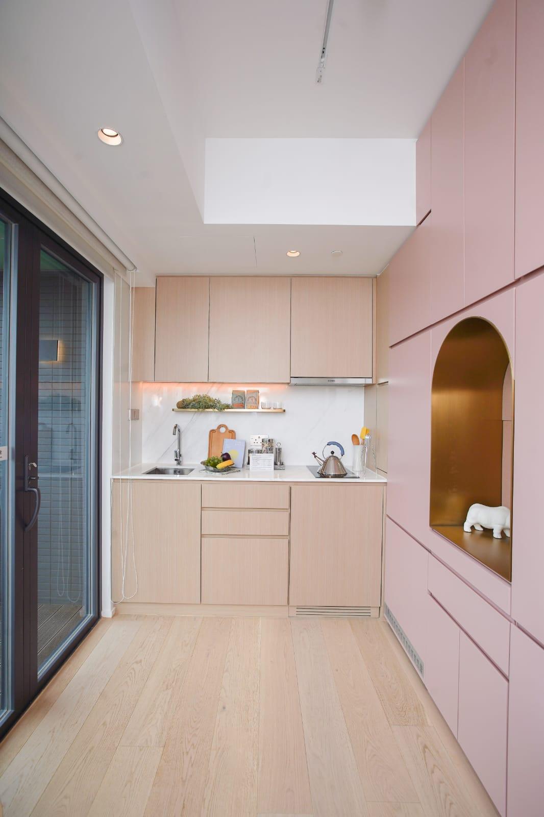 設備齊全的開放式廚房,配上旁邊的粉紅色組合櫃,實用中見滿滿時尚氣息。(李睿哲攝)