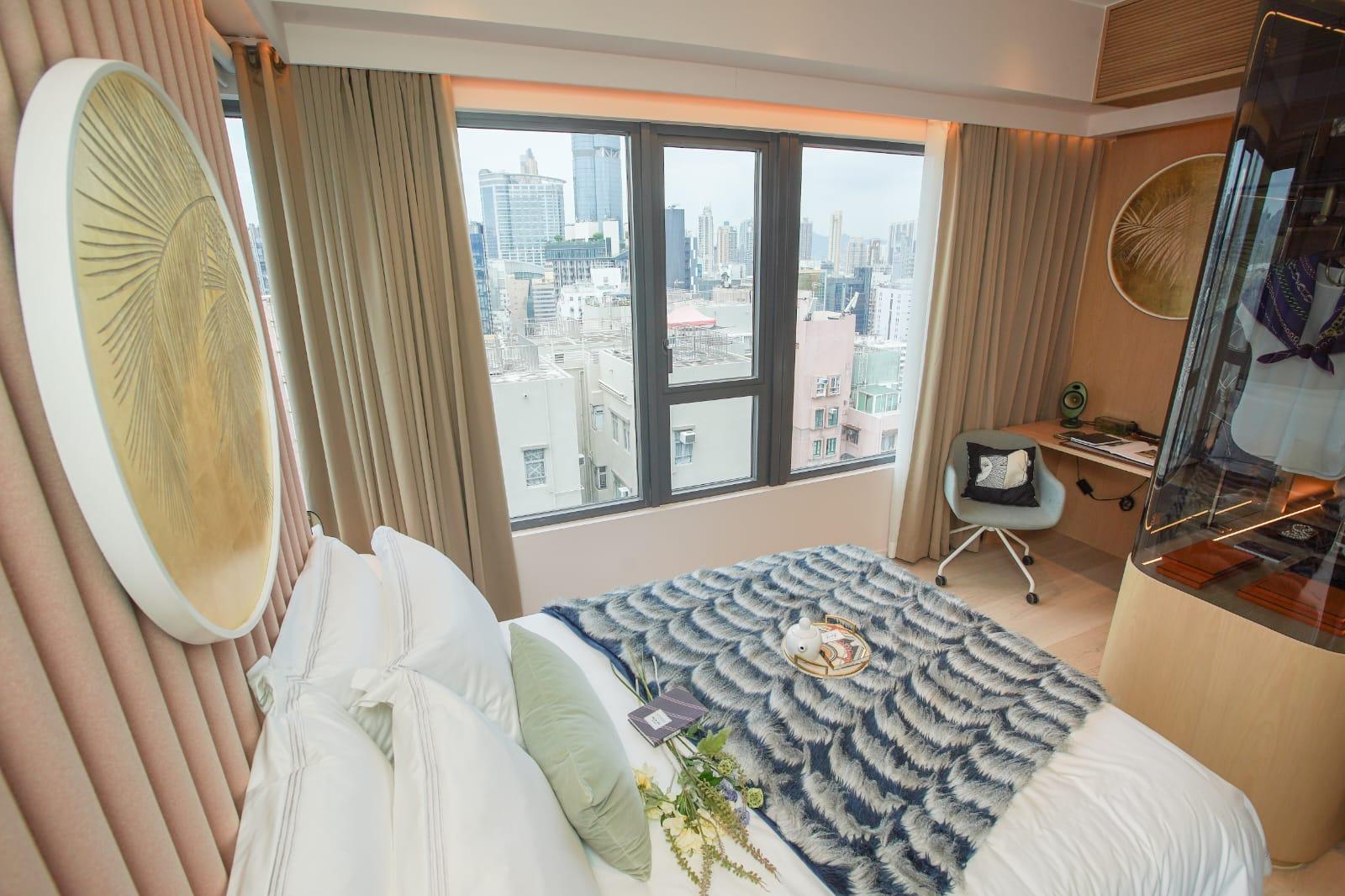 28樓C室經改動連裝修示位的睡房,設有90度角大窗,景觀與大廳的市景大致同。(李睿哲攝)