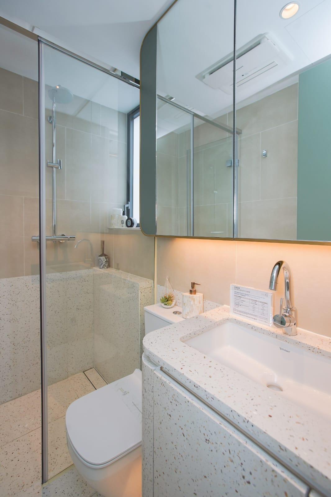 浴室屬明廁,採透明玻璃企缸設計。(李睿哲攝)