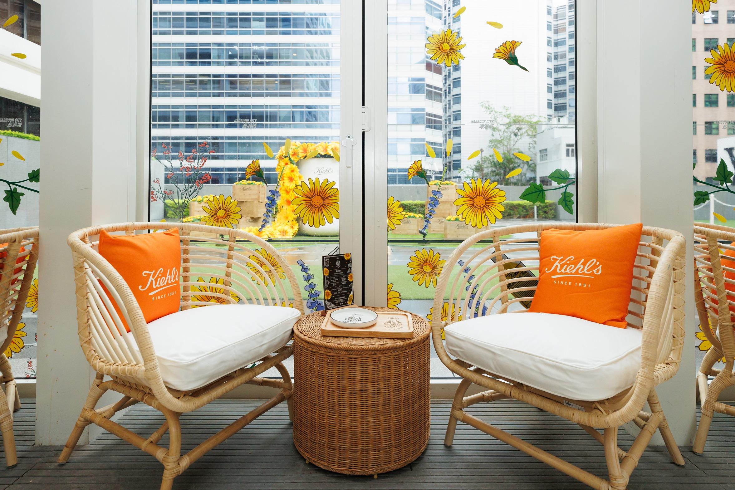 落地玻璃透入自然光。