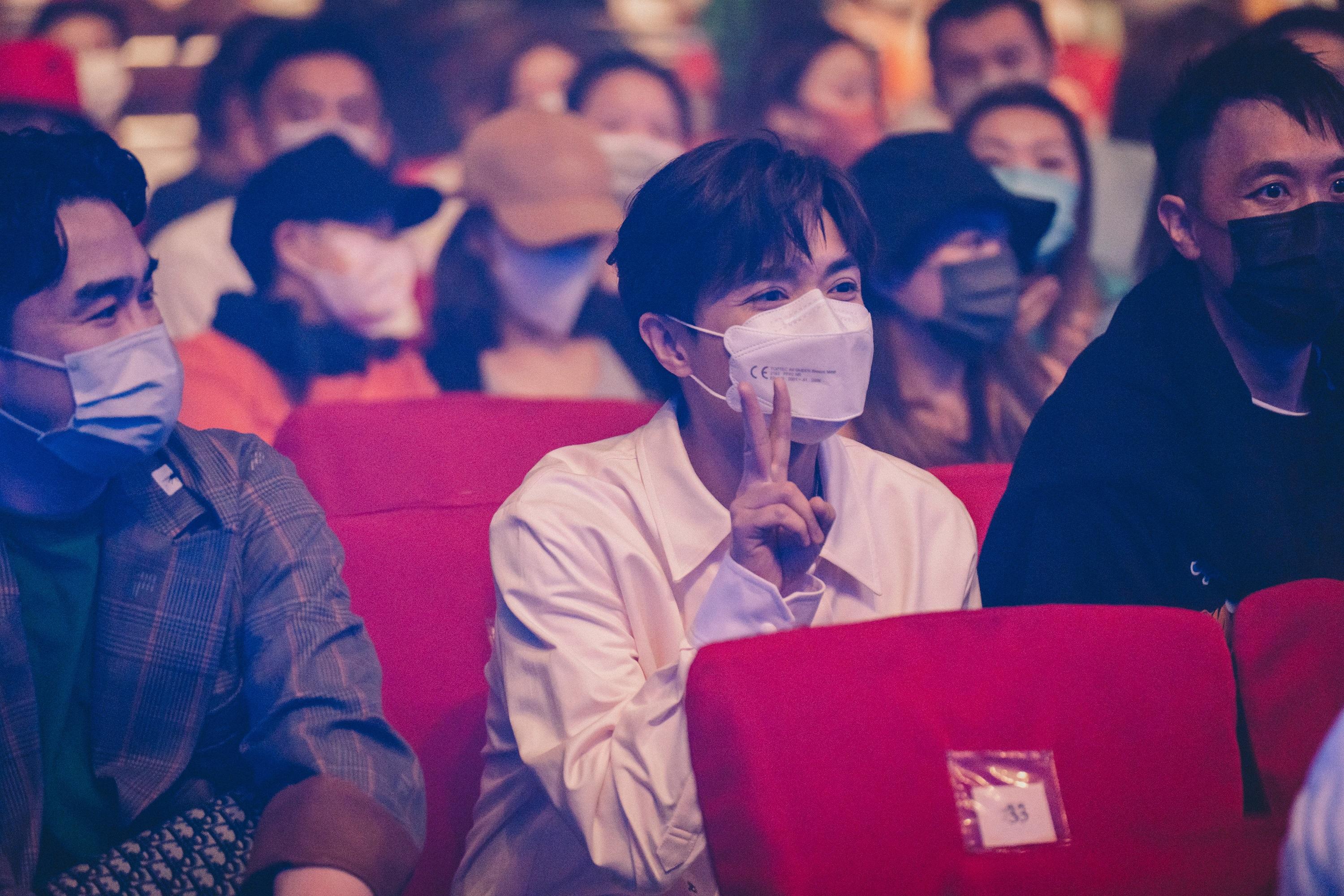 張敬軒不但在開騷前,給Tyson Yoshi意見,更到場支持對方演出。