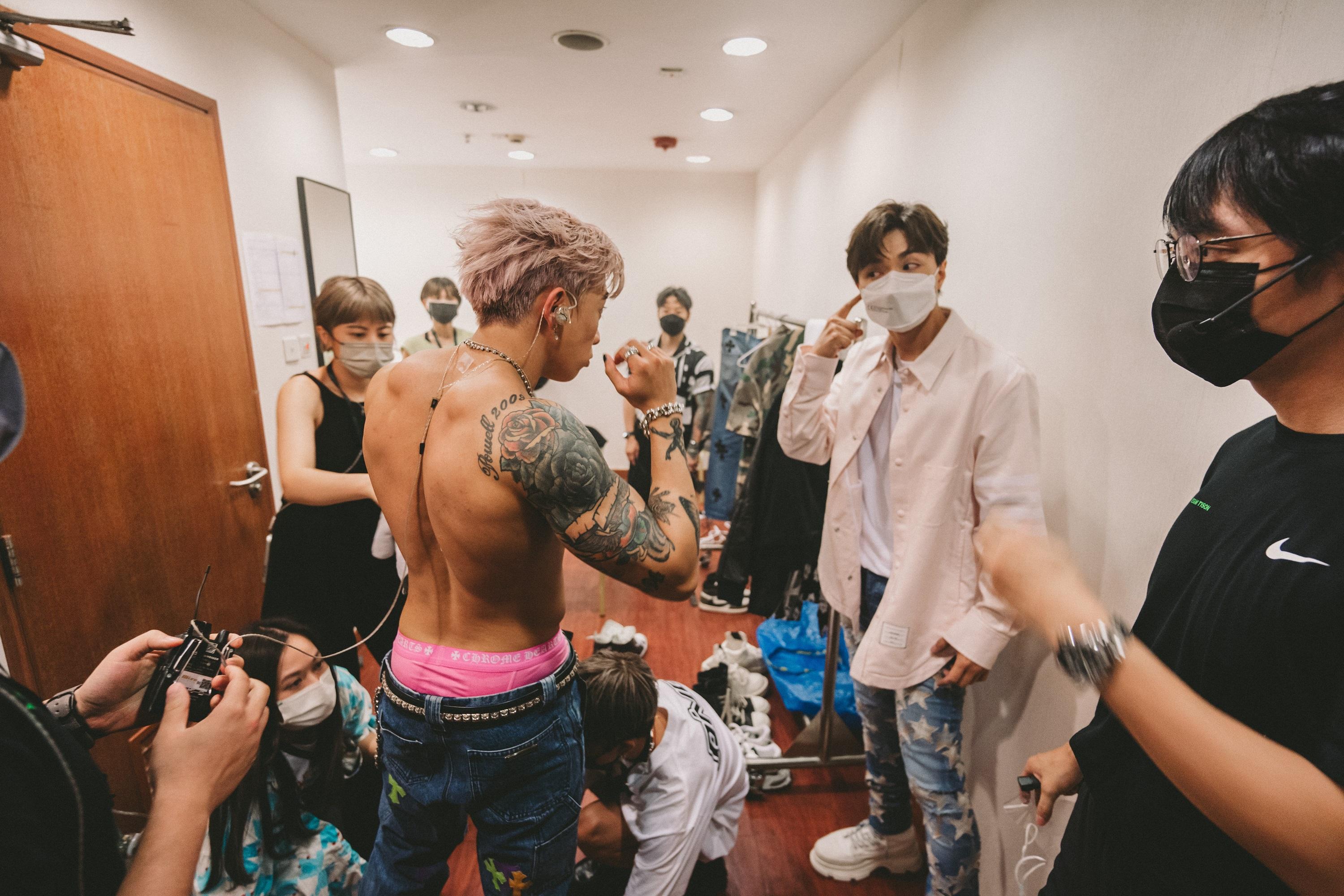 張敬軒入後台跟Tyson Yoshi了解耳機問題。