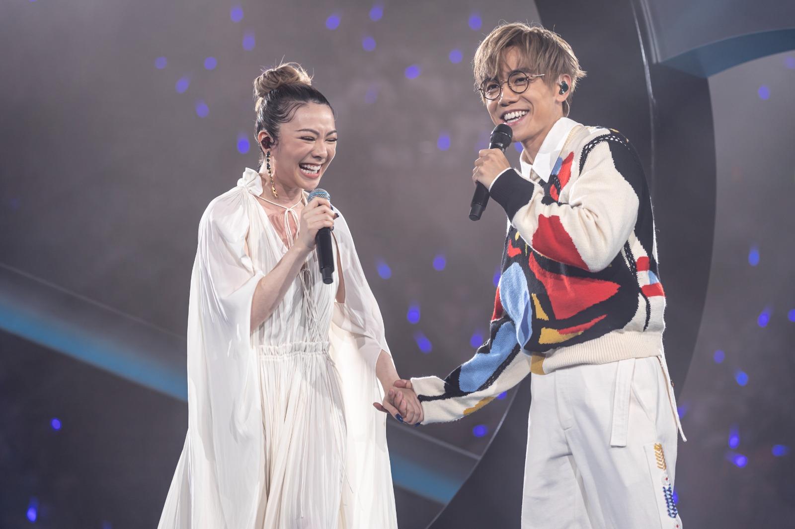 JW第二晚站台與林家謙再次合唱首本名曲《 矛盾一生 》。