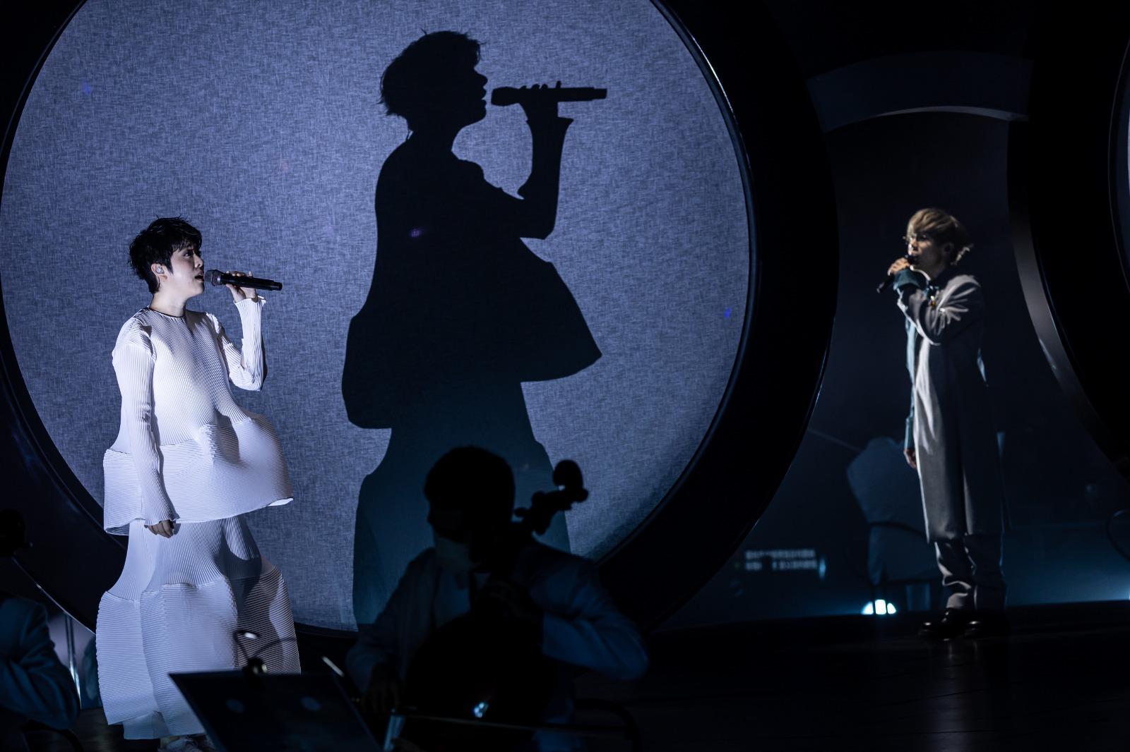 之後輪到岑寧兒出場,跟家謙合唱三首歌曲。