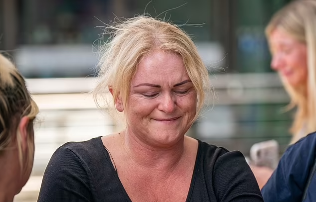 母親丹因斯悲從中來。(互聯網)