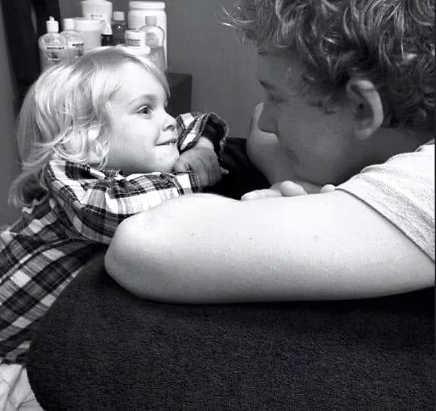 巴特斯比(左)的小時候。(互聯網)