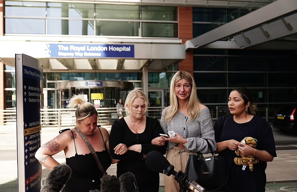 家人在醫院外宣布巴特斯比已離世。(互聯網)