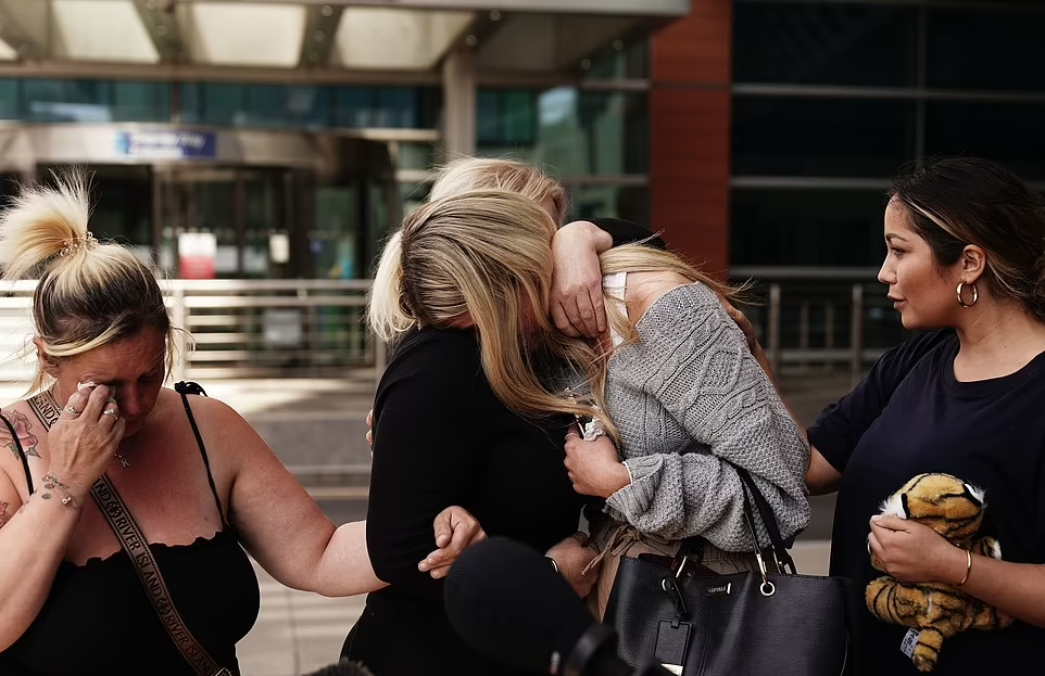 民眾在醫院外點白燭悼念巴特斯比,禁不住痛哭。(互聯網)