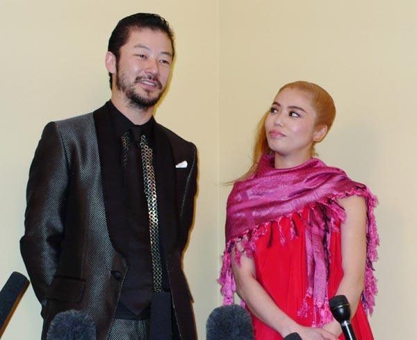 淺野忠信與CHARA曾經是圈中模範夫妻,可惜也於2009年離婚收場。