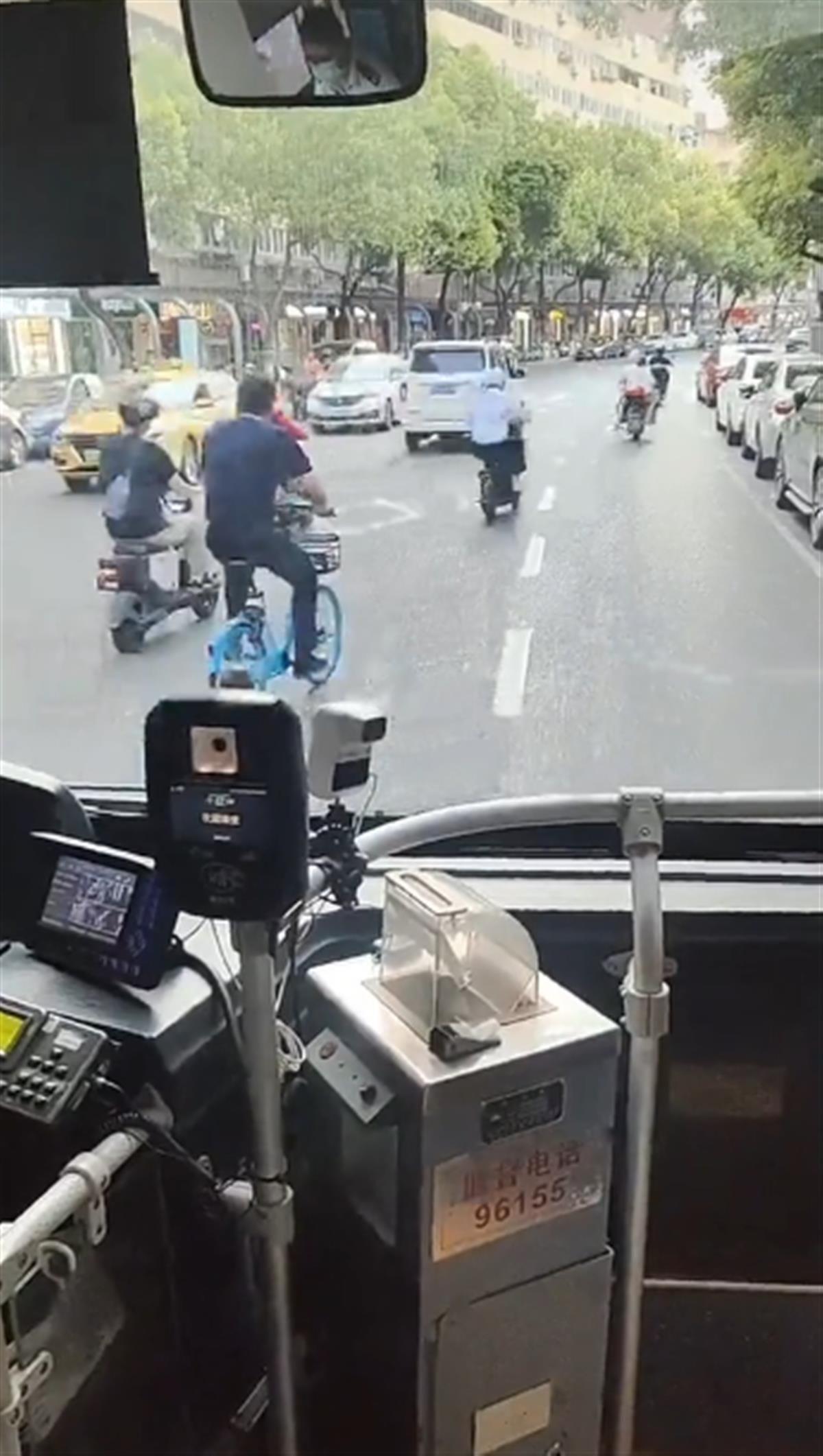 網民拍片吐槽不斷被單車爬頭。(互聯網)