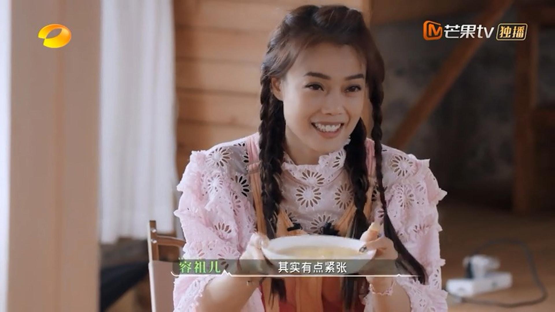 容祖兒在綜藝節目中吃豬糧。